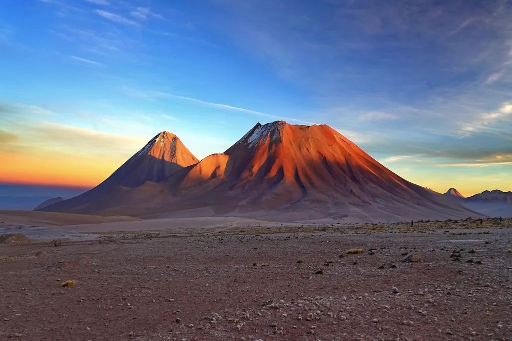 Amanecer sobre los volcanes