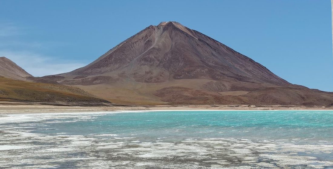 Laguna Verde al pie del volcán Licancabur