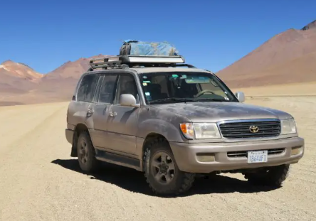 Toyota Land Cruiser 4x4 de Expediciones Lípez en la ruta al salar