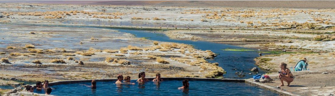 Viajeros en las aguas termales de Polques